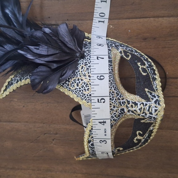 Elegant Black and Gold Masquerade Mask with Feathers - Picture 5 of 6